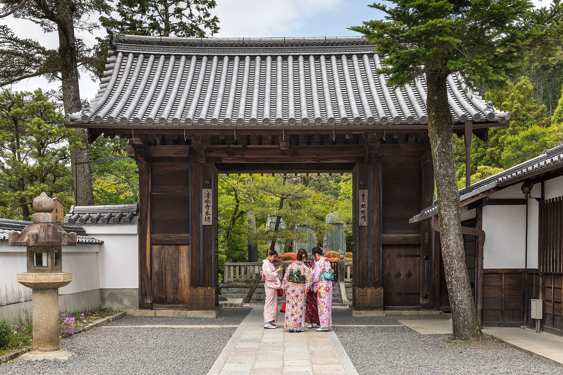 Four ladies wearing a yukata in front of the North Gate of Kiyomizu-dera temple Kyoto Japan
